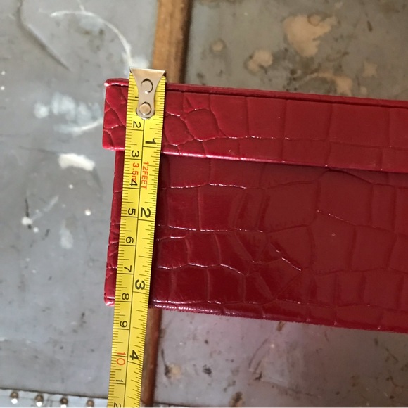 8” square red croc gift box 🎁 - Picture 5 of 6